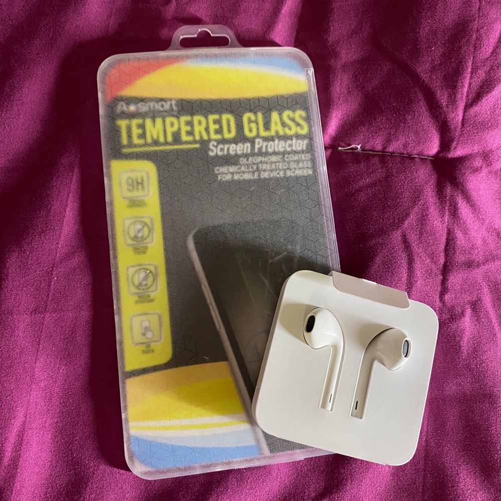 iPhone headphones and screen protector set